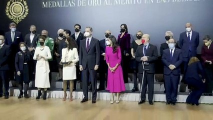 Antonio Resines, condecorado por los Reyes en su reaparición pública