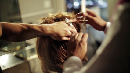 Comment faire un chignon sur cheveux courts