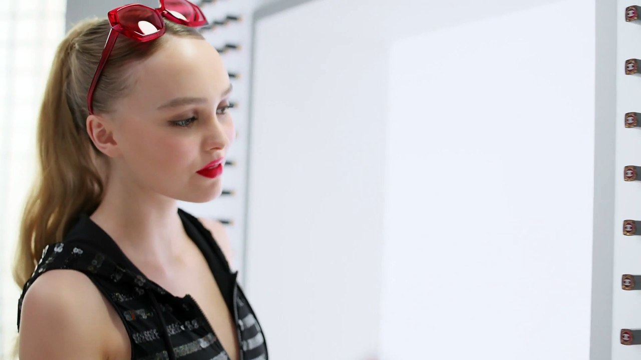 Lily-Rose Depp dans les pas de Vanessa Paradis pour Rouge Coco Flash de Chanel