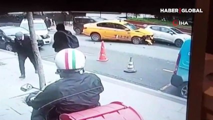 Beşiktaş'ta polis aracı ile taksi çarpıştı! Kaza anı kamerada