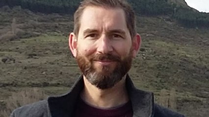 He Shared His Holiday Selfie… but He Hadn’t Noticed This Detail