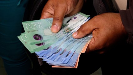 Trabajadores del Ministerio de Salud reciben su pago correspondiente al mes de marzo