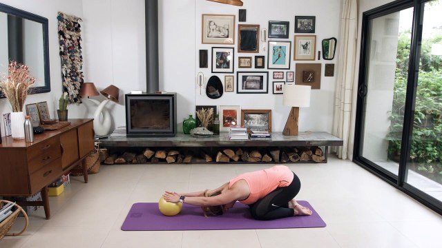 15 minutes de stretching avec un ballon de Pilates┃ELLE Fitness