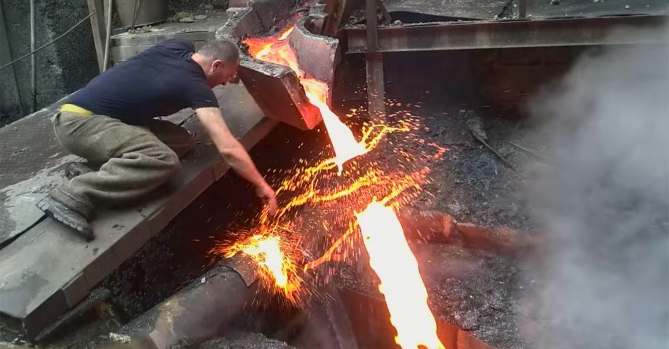 This man passed his bare hand through molten metal without getting burned, but how?
