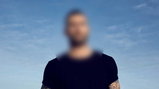 Devinez quel grand chanteur rejoint les égéries parfums Yves Saint Laurent