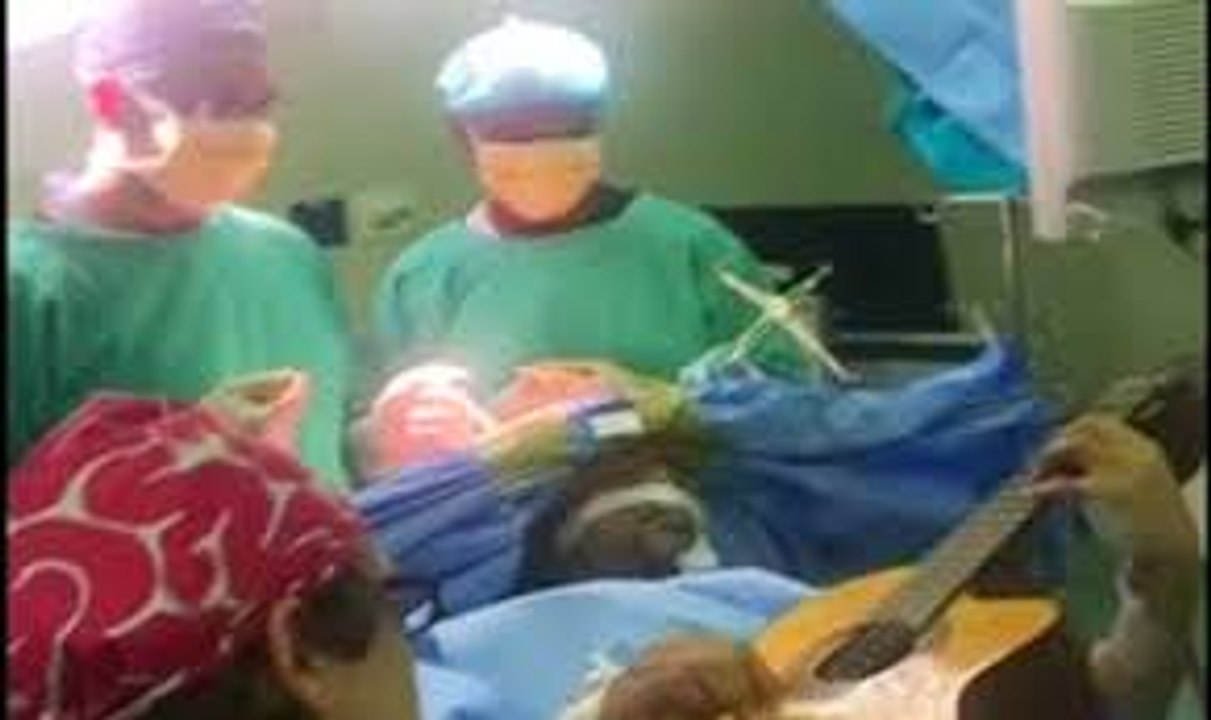 Talented musician plays the guitar while undergoing brain surgery in miraculous clip