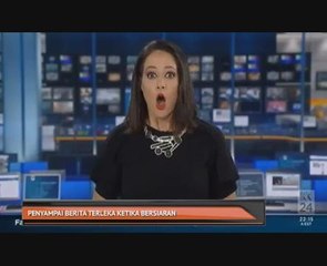 Penyampai berita terleka ketika bersiaran
