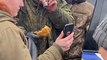 Des Ukrainiens offrent de la nourriture à un soldat russe qui a déposé les armes