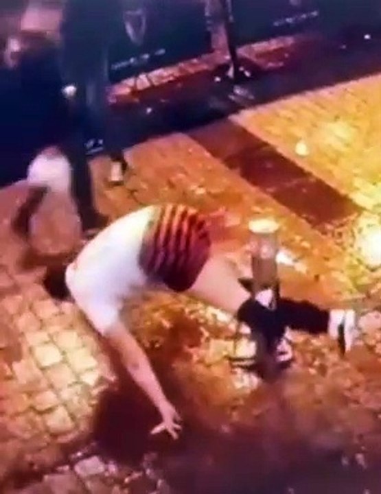 Ce gars bourré se retrouve coincé sur un poteau d'une façon bien ridicule