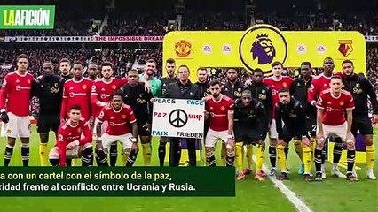 Jugadores de Manchester United y Watford muestran pancarta en apoyo a Ucrania