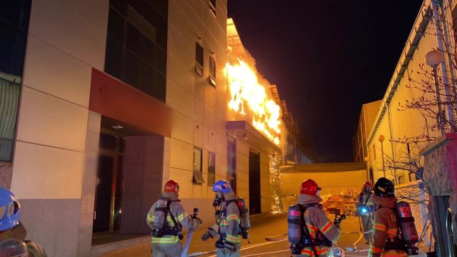 대구 검단동 식품 공장 대형 화재 완진...인명 피해 없어 / YTN