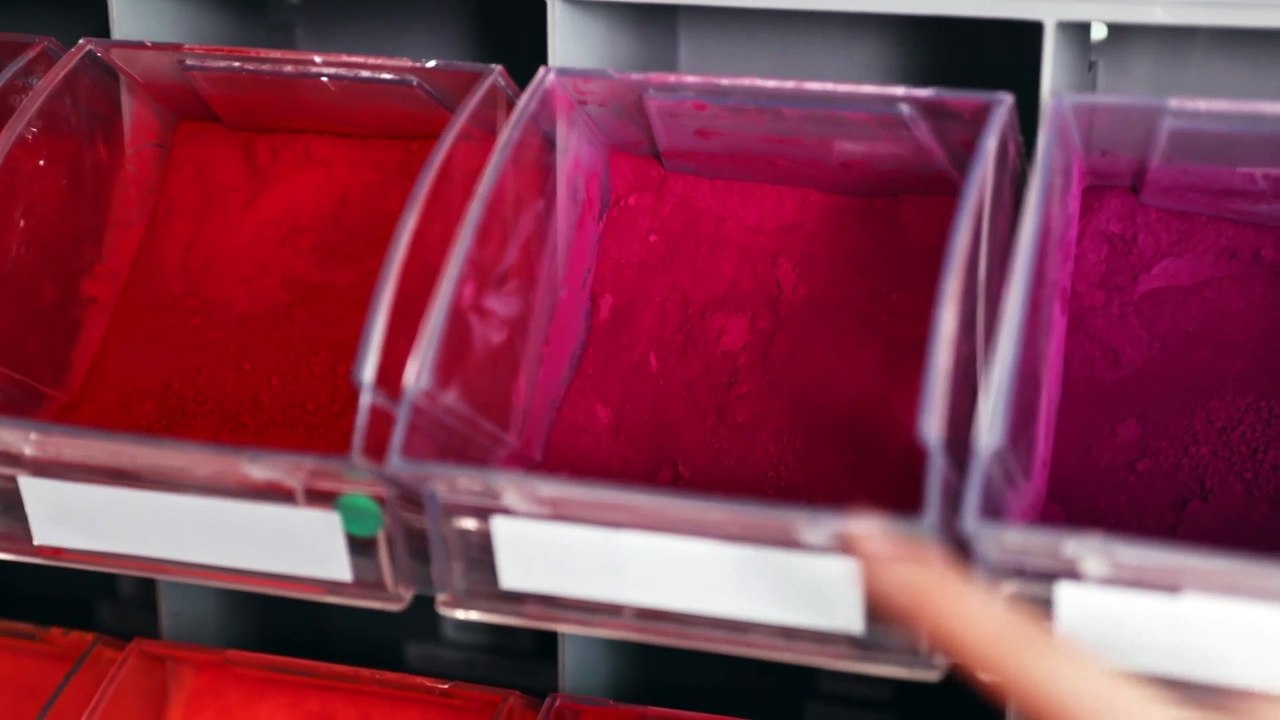 Lily-Rose Depp découvre les secrets de fabrication du nouveau rouge à lèvres Chanel (vidéo)