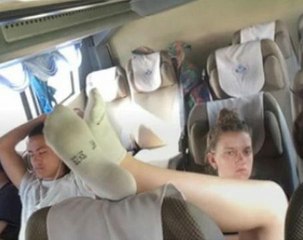 Pelancong kurang ajar, angkat kaki bau hapak