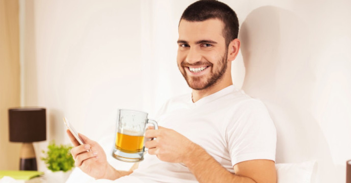 Bier im Bett: So steigert das Getränk deine Leistung beim Liebesspiel