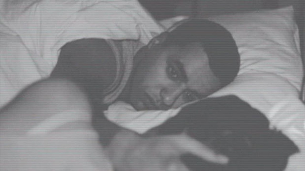 Er schläft neben seiner Freundin ein: Am nächsten Morgen liegt jemand anderes neben ihm