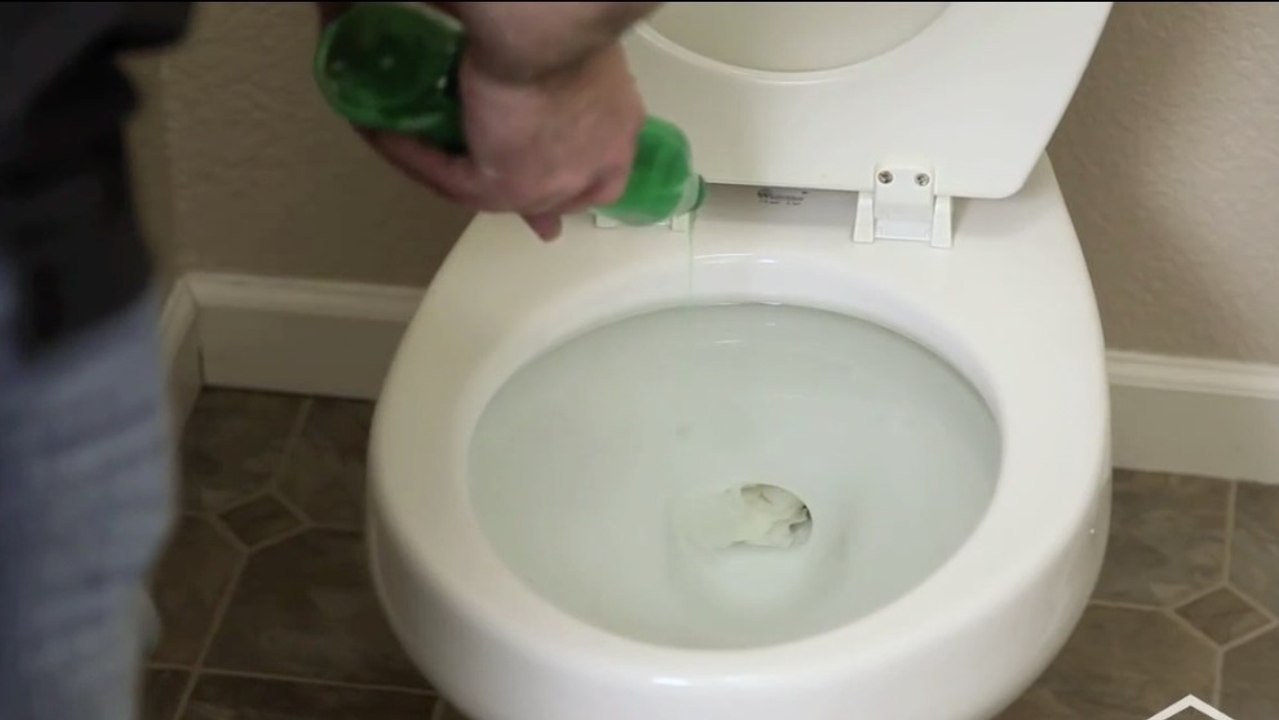 The best way to fix your clogged toilet without a plunger video