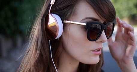 Here's how your headphone habit could be seriously damaging your hair