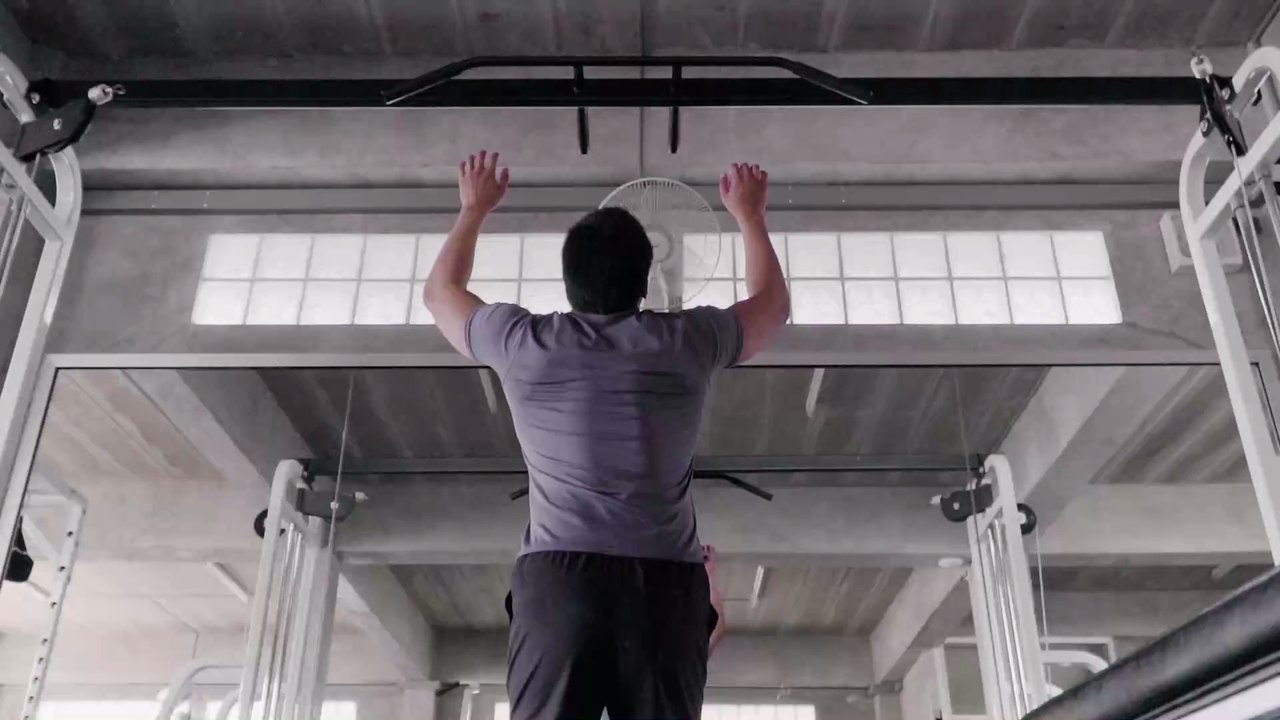 Der perfekte Klimmzug: Entdeckt alle Einzelheiten der richtigen Technik in vier Schritten