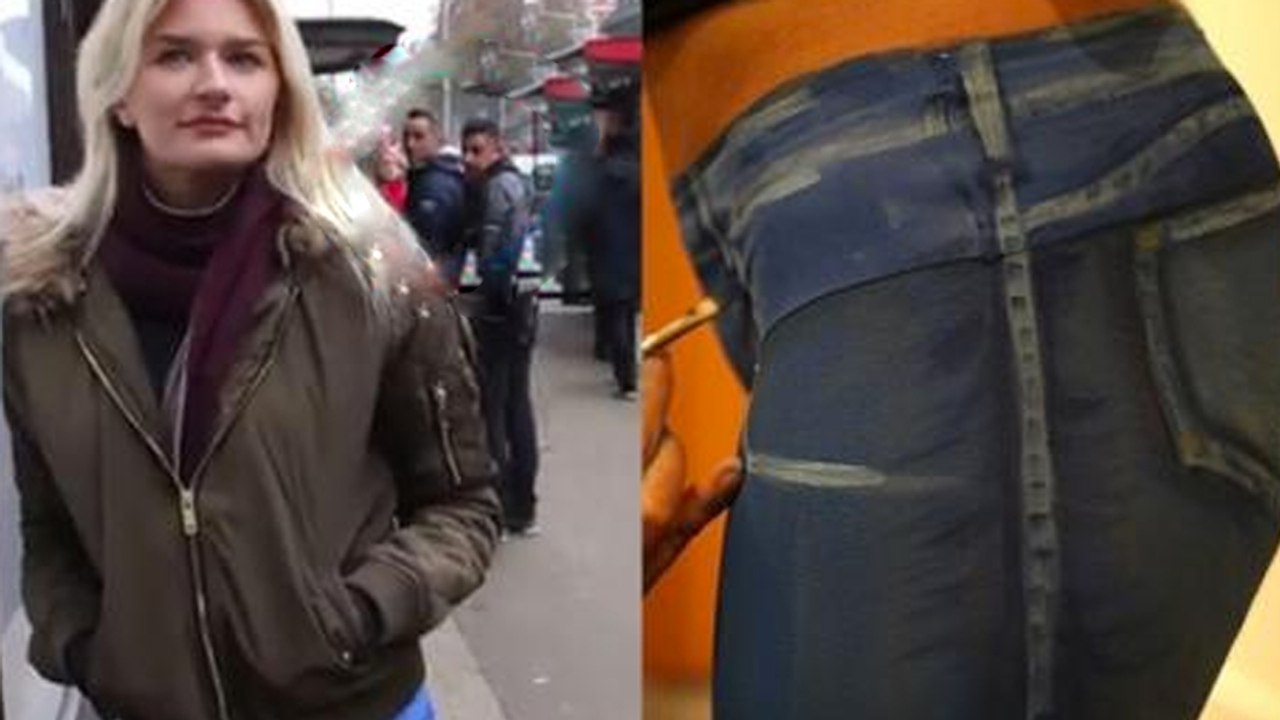 Junge Frau spaziert mit aufgemalter Jeans durch die Stadt