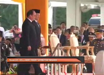 Francois Hollande diberi sambutan negara