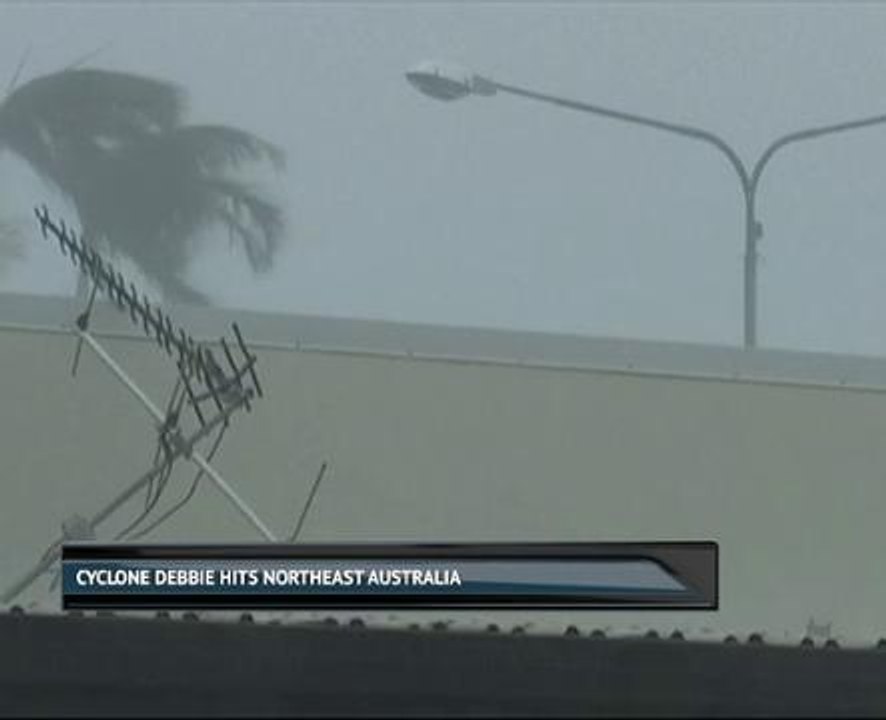 Cyclone Debbie hits northeast Australia