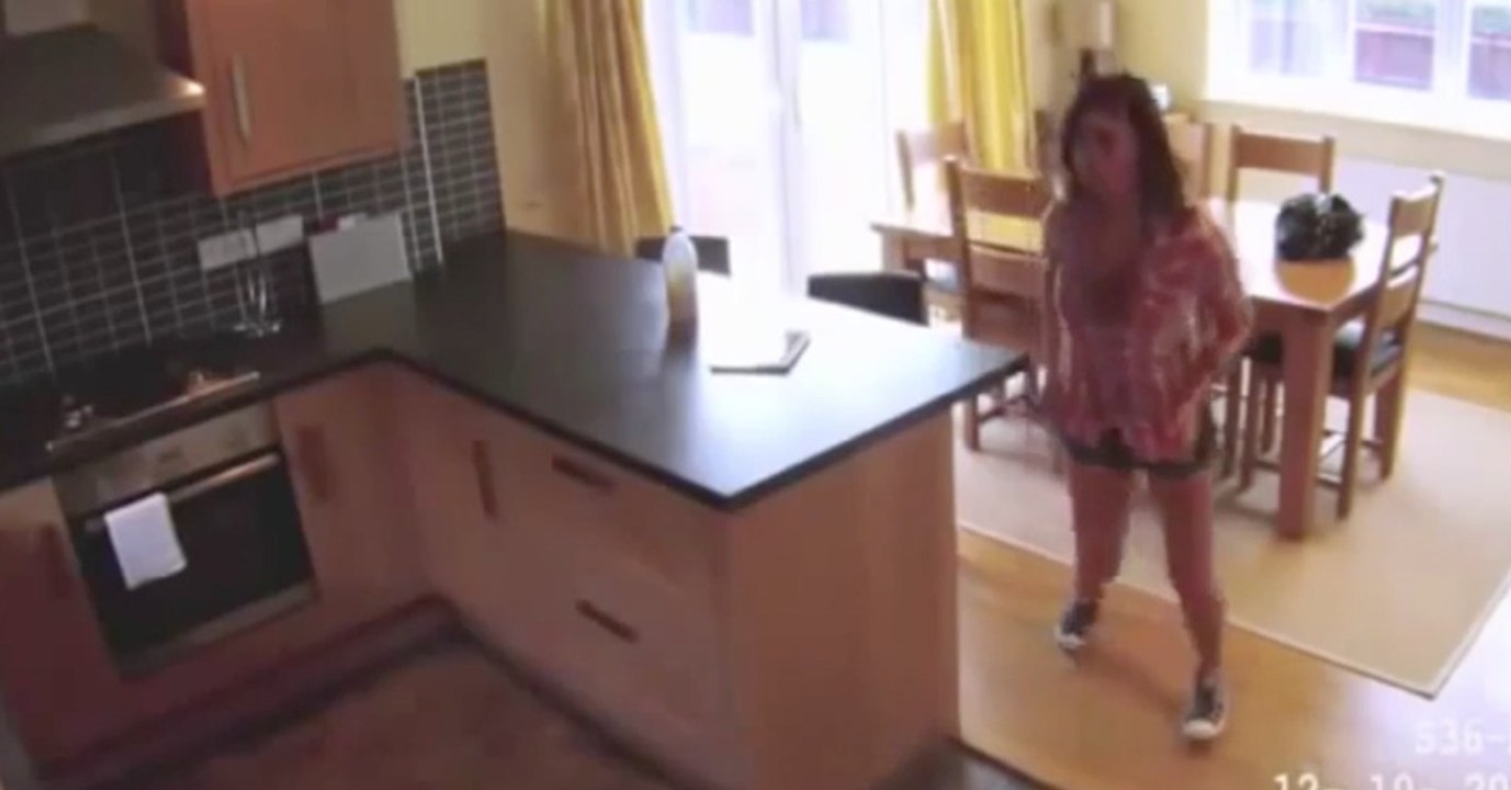 Mann filmt Putzfrau heimlich mit Überwachungskamera: Was treibt sie da bloß?