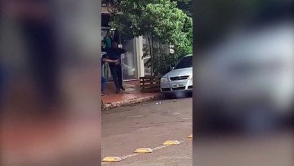 Acidente de trânsito termina com homens brigando no Centro; veja o vídeo