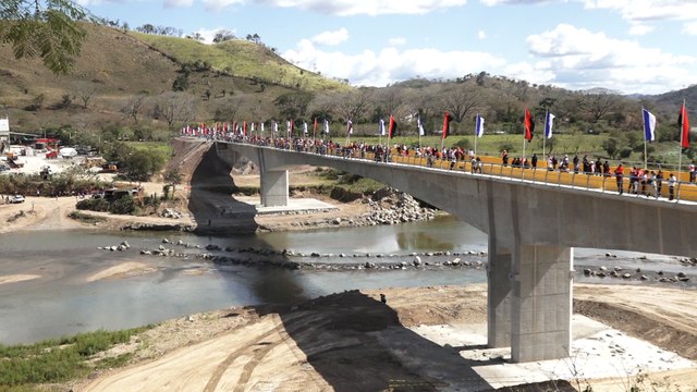 Pobladores celebran con alegría inauguración de megapuente de Wiwilí