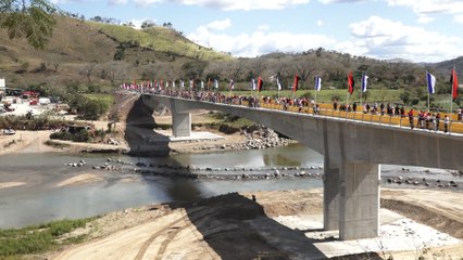 Pobladores celebran con alegría inauguración de  megapuente de Wiwilí