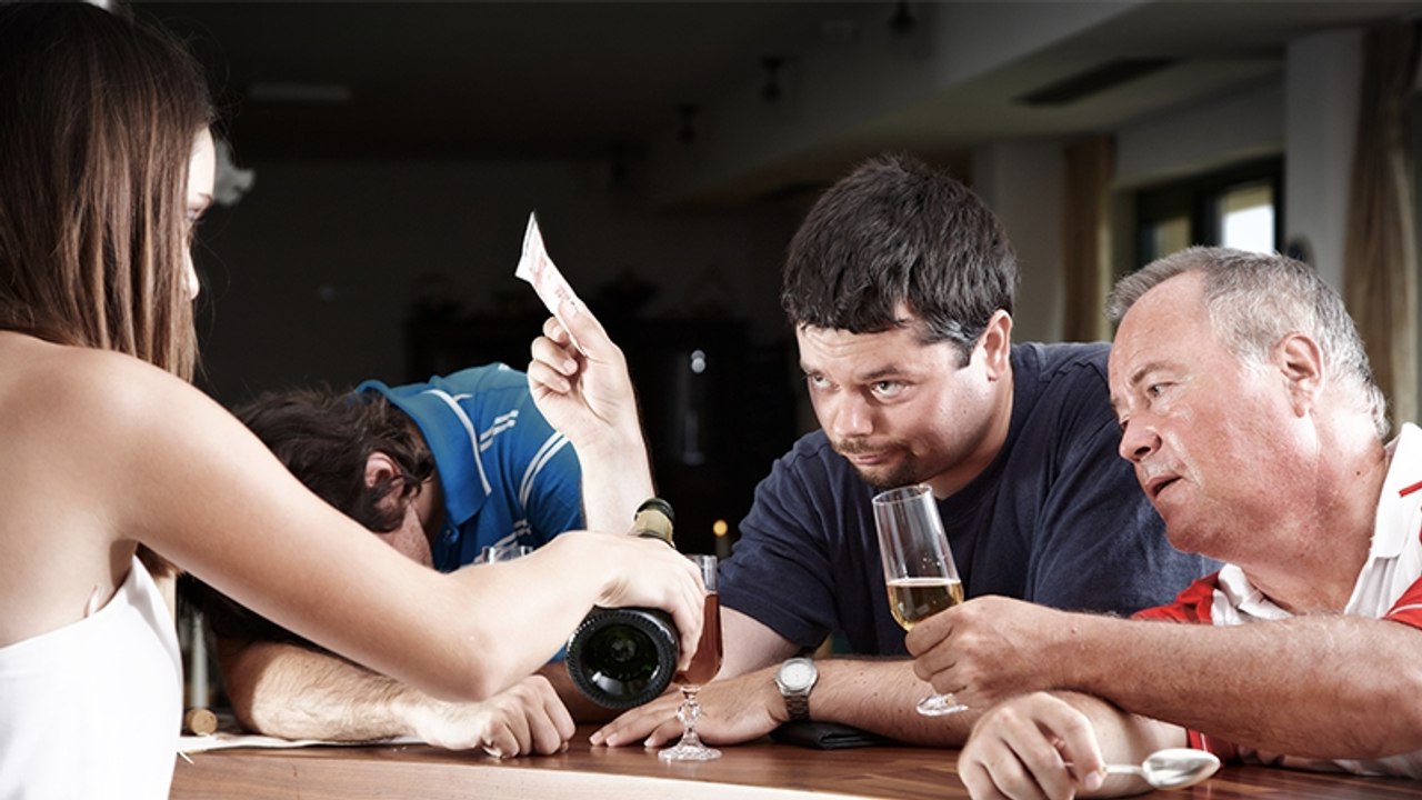 Darum schmeißt du mit Geld um dich, wenn du betrunken bist!