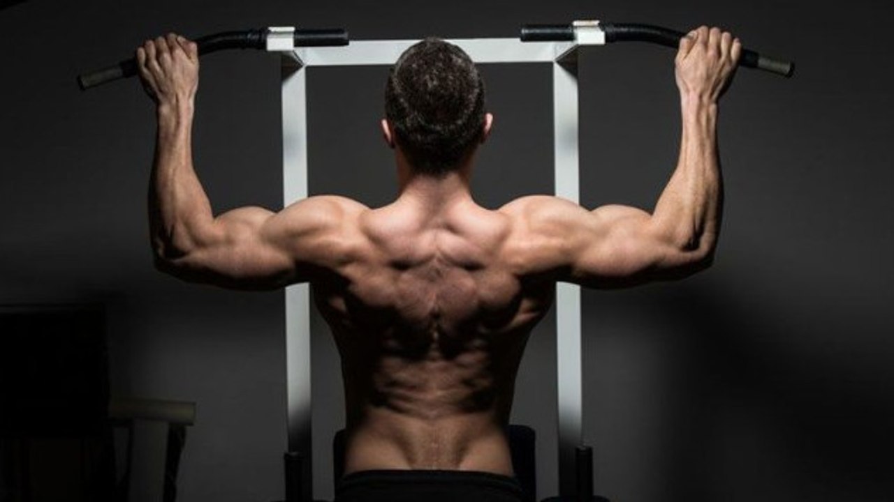 Dieses kleine Detail bei Klimmzügen machen fast alle falsch