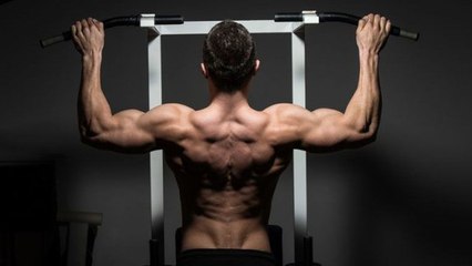 Dieses kleine Detail bei Klimmzügen machen fast alle falsch