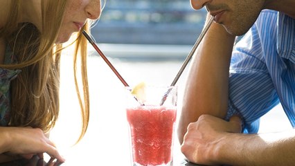Darum werden Cocktails häufig mit zwei Strohhalmen serviert