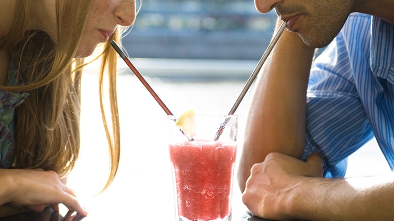 Darum werden Cocktails häufig mit zwei Strohhalmen serviert