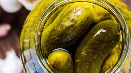 Darum sollte man Gurkenwasser auf keinen Fall wegschütten