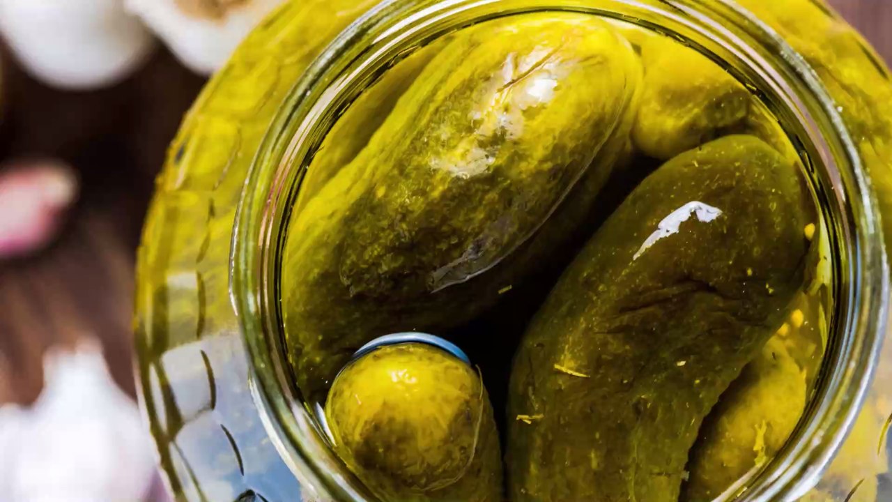 Darum sollte man Gurkenwasser auf keinen Fall wegschütten