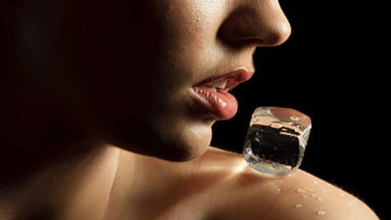 Eiswürfel auf den Hals legen: Das stärkt eure Gesundheit