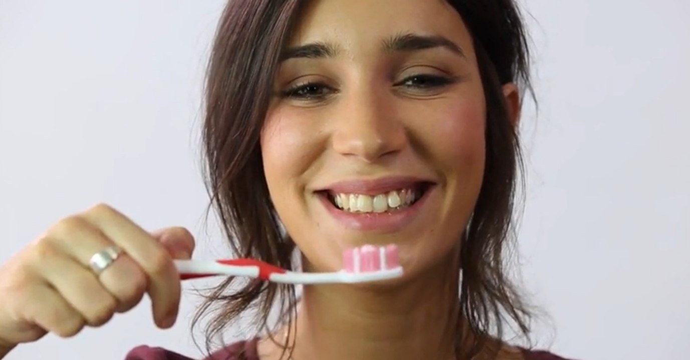 Zähne natürlich aufhellen: Wie euch Kokosöl zu strahlend weißen Zähnen verhilft