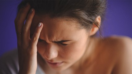 Nach dem Urlaub hat sie Kopfweh: Dann zieht ihr Freund ihr etwas aus dem Schädel
