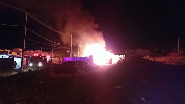 Depósito de materiais de construção é tomado pelo fogo