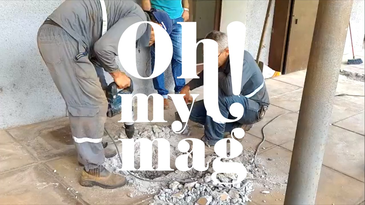 Sie hören Schreie unter der Terrasse: Als sie die Kacheln aufbrechen, folgt der große Schock