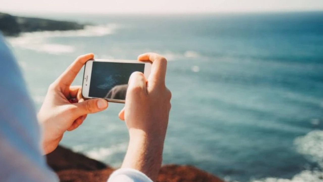 She Thought Her Phone Was Gone Forever When She Dropped It Into The Ocean, But It Was Returned By An Unlikely Saviour