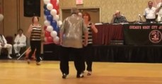 Paar tanzt wunderschön, als plötzlich eine zweite Frau die Tanzfläche betritt
