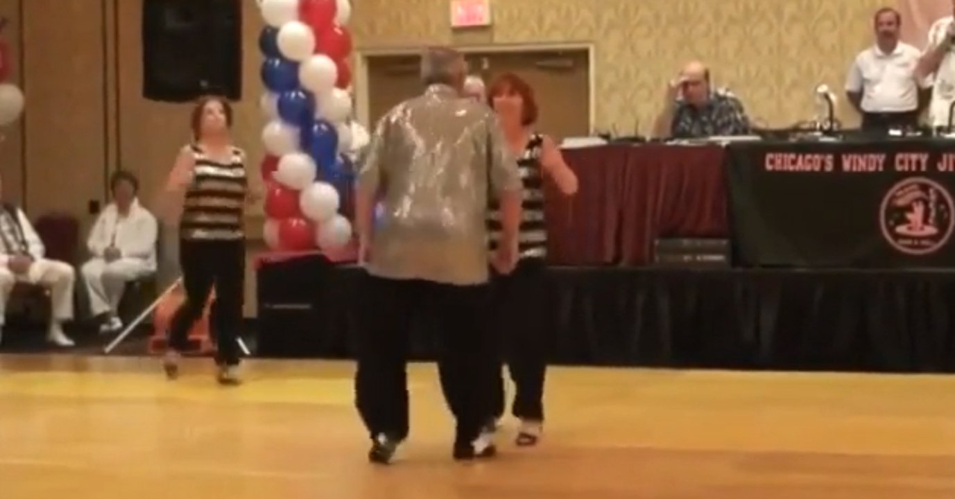 Paar tanzt wunderschön, als plötzlich eine zweite Frau die Tanzfläche betritt