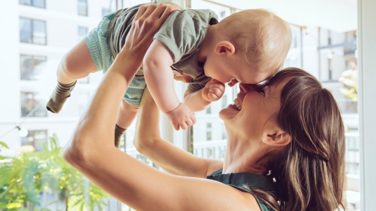 Viele Eltern machen beim Tragen von Babys fatalen Fehler