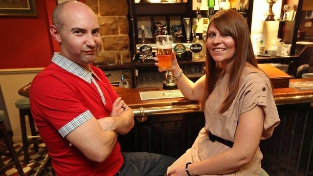 Mann wacht jeden Tag mit einem Kater auf, ohne dass er einen Tropfen Alkohol trinkt