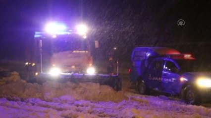 Karda yolda mahsur kalan hasta kadın ve ailesi kurtarıldı