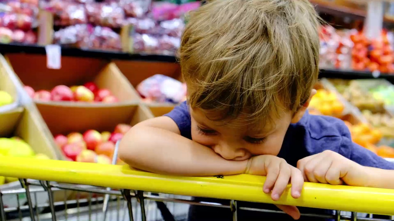 Mutter mit weinendem Kind im Laden: Dann nimmt ihr der Kassierer ihr Baby weg