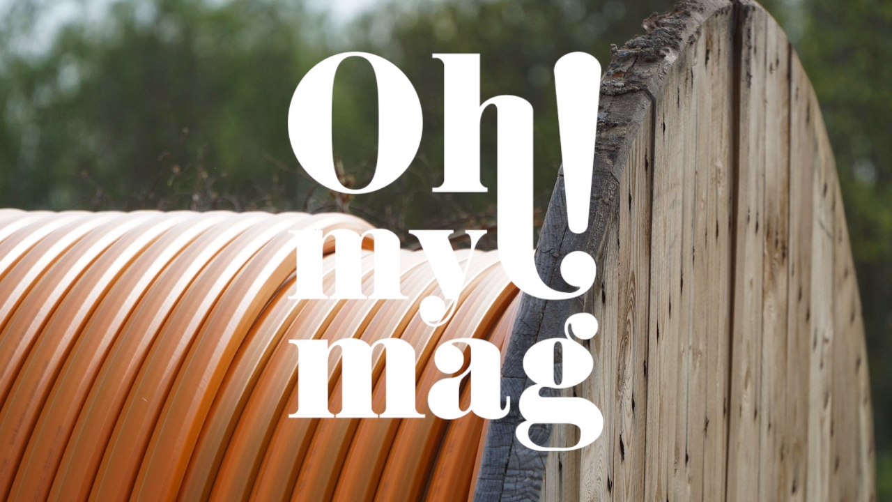 Papa baut aus einer Kabelrolle tolles Spielzeug für seine Kids