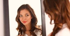 Aufgedeckt: Warum findet man sich im Spiegel hübscher als auf Fotos?